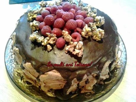 Tarta de nueces y crema de chocolate, con frambuesas y rocas de nueces caramelizadas! Tarta de cumpleaños de Tatiana! Tort de ciocolata si nu!ci cu zmeura si nuci caramelizate Tarta de nueces y crema de chocolate, con frambuesas y rocas de nueces caramelizadas! Tarta de cumpleaños de Tatiana! Tort de ciocolata si nu!ci cu zmeura si nuci caramelizate