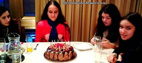 Tarta de nueces y crema de chocolate, con frambuesas y rocas de nueces caramelizadas! Tarta de cumpleaños de Tatiana! Tort de ciocolata si nu!ci cu zmeura si nuci caramelizate Tarta de nueces y crema de chocolate, con frambuesas y rocas de nueces caramelizadas! Tarta de cumpleaños de Tatiana! Tort de ciocolata si nu!ci cu zmeura si nuci caramelizate