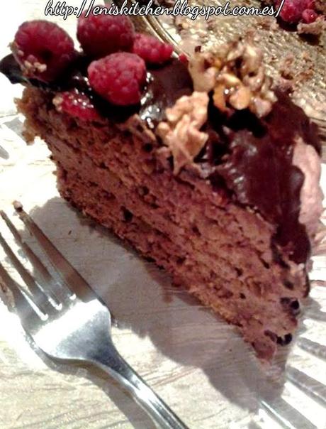 Tarta de nueces y crema de chocolate, con frambuesas y rocas de nueces caramelizadas! Tarta de cumpleaños de Tatiana! Tort de ciocolata si nu!ci cu zmeura si nuci caramelizate Tarta de nueces y crema de chocolate, con frambuesas y rocas de nueces caramelizadas! Tarta de cumpleaños de Tatiana! Tort de ciocolata si nu!ci cu zmeura si nuci caramelizate