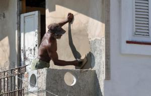 La vivienda en Cuba: entre la deuda histórica y la calidad (I) La baja productividad de la fuerza productiva y el déficit de fuerza calificada, entre los principales problemas en la construcción de viviendas en Cuba. Foto: EFE/STR
