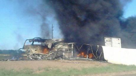 Hay 15 muertos por el choque de un micro y un camión en Mendoza Hay 15 muertos por el choque de un micro y un camión en Mendoza