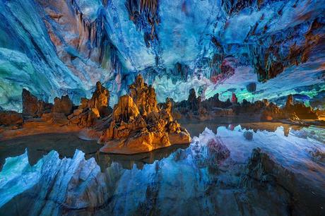 Las 15 cuevas más impresionantes del mundo Cueva de lámina de la flautas - Preciosa zona y pintoresca cueva de flautas de caña son los más grandes y hermosas cuevas kársticas de Guilin, China.