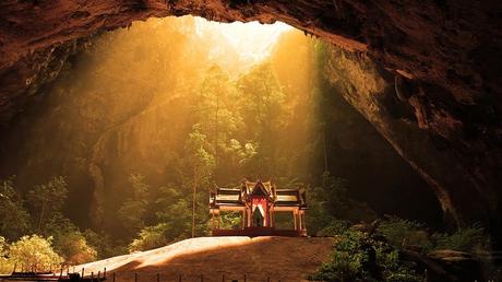 Las 15 cuevas más impresionantes del mundo Phraya Nakhon - está situada en la península del sur de Tailandia. Llegar hasta la cueva no es tarea fácil. Se llama Tham Phraya Nakhon, y es una enorme cavidad con aberturas que permiten pasar la luz, la lluvia y humedad que sustenta la vegetación interior. Siendo en realidad un enorme cenote, el ingreso de la luz (especialmente al amanecer) le confiere a la cueva un ambiente “místico”, el imán para que varios reyes de Tailandia se trasladaran a distenderse en el interior de la cueva.