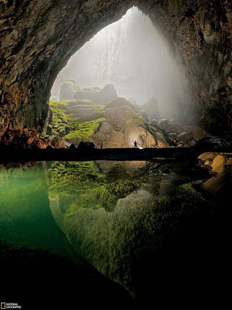 Las 15 cuevas más impresionantes del mundo Son Doong, esta cueva se encuentra en Vietnam y es el más grande en el mundo. En 2009, un equipo de espeleólogos británicos dirigidos por Howard Limbert exploró la cueva. De inmediato esta cueva entró en el Libro Guinness