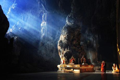 Las 15 cuevas más impresionantes del mundo Cueva Kyaut Sae, Myanmar, con un templo budista.