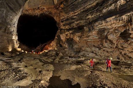Las 15 cuevas más impresionantes del mundo Cueva Er Wang Dong - Los investigadores se toparon con una cueva tan grande que dentro de ella tiene su propio sistema de clima - delgadas nubes y nieblas eternas.