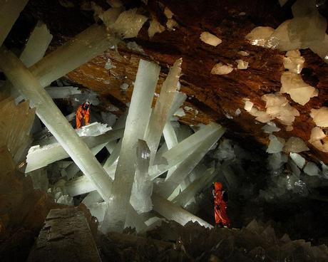Las 15 cuevas más impresionantes del mundo Cueva de cristales gigantes - Estos increíble cueva de la cueva de cristal (Cueva de los Cristales), situado en el desierto mexicano a 300 metros de profundidad. Cueva descubierta en 2000.