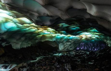 Las 15 cuevas más impresionantes del mundo Cueva volcán Muntovsky - Extremo Oriente ruso, cerca del volcán Muntovsky, Kamchatka, tiene una cueva de hielo increíble. Flujos calientes de lava, hielo, géiseres y la luz del sol crean una belleza fabulosa cueva.