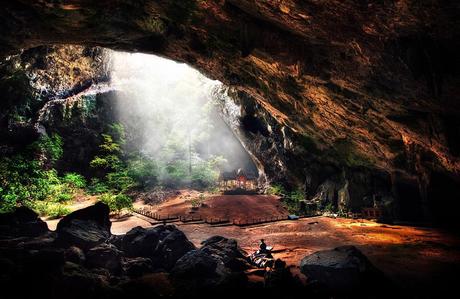 Las 15 cuevas más impresionantes del mundo Phraya Nakhon - está situada en la península del sur de Tailandia. Llegar hasta la cueva no es tarea fácil. Se llama Tham Phraya Nakhon, y es una enorme cavidad con aberturas que permiten pasar la luz, la lluvia y humedad que sustenta la vegetación interior. Siendo en realidad un enorme cenote, el ingreso de la luz (especialmente al amanecer) le confiere a la cueva un ambiente “místico”, el imán para que varios reyes de Tailandia se trasladaran a distenderse en el interior de la cueva.