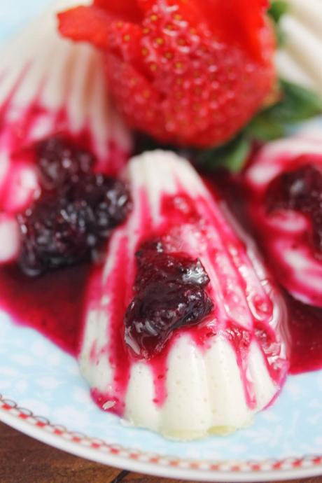 Concha de Panna Cotta con salsa de arándanos Concha de Panna Cotta con salsa de arándanos