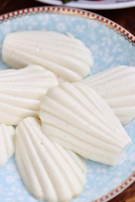 Concha de Panna Cotta con salsa de arándanos Concha de Panna Cotta con salsa de arándanos