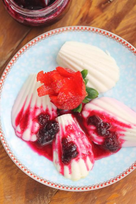 Concha de Panna Cotta con salsa de arándanos Concha de Panna Cotta con salsa de arándanos
