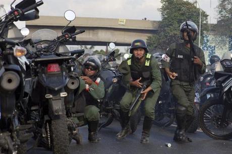 Policía venezolana disparando a estudiantes !!! URGENTE