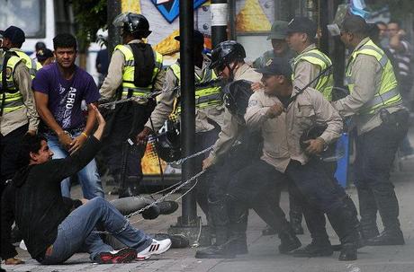 Policía venezolana disparando a estudiantes !!! URGENTE