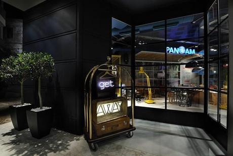 Minas Kosmidis diseña Away en la remota ciudad griega de Komotini, un loco viaje en el tiempo y el espacio. Minas Kosmidis diseña Away en la remota ciudad griega de Komotini, un loco viaje en el tiempo y el espacio.