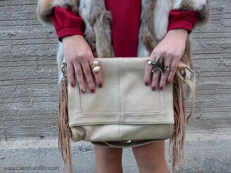 Detalle del bolso y los anillos Look (embarazada premamá) - Como combinar un vestido granate, modo 1, boho chic4