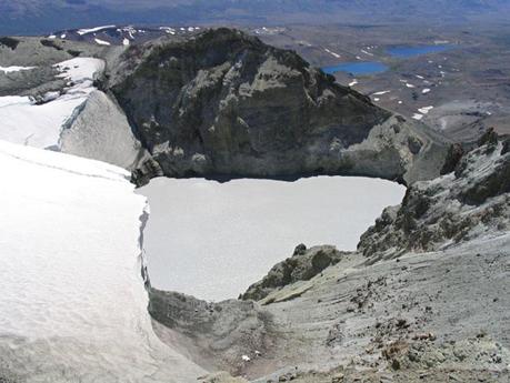 Laguna del Crater del Volcán Copahue, Neuquén. antes de llegar a la cumbre a 2.750 mtrs de altura, el volcán tiene una laguna de agua sulfurosa, que tiene una temperatura que baria entre los 18º y 32º grados