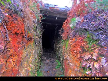 Rutas Montaña Asturias: Entrada en el nido de ametralladora en Peña Escrita
