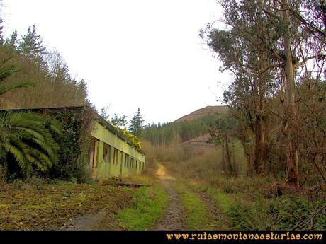 Rutas Montaña Asturias: Instalaciones abandonadas camino de Peña Escrita
