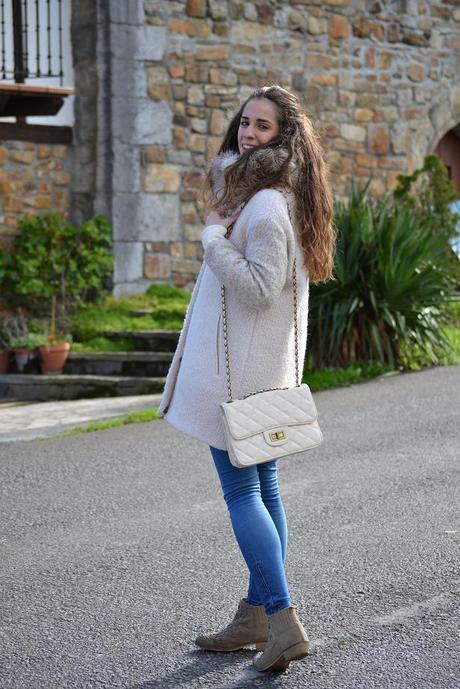 Maxi coat white clutch