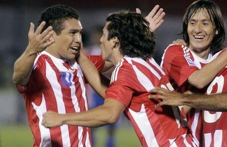 Nelson Valdéz celebra con Cabañas Haedo Valdéz y Salvador Cabañas