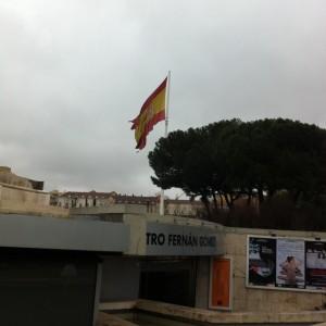 Democracia hecha jirones (como la bandera de Colón) Deshilachada bandera de Colón