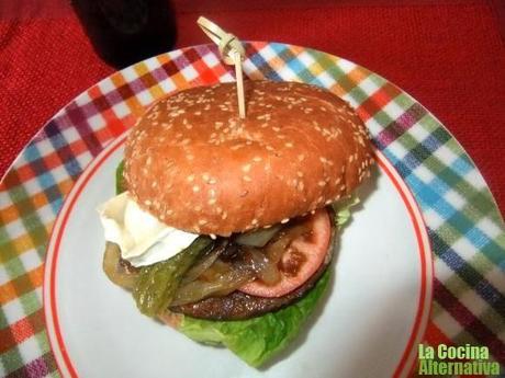 HAMBURGUESA VEGETAL CON QUESO DE CABRA Y LECHUGA POCHADA