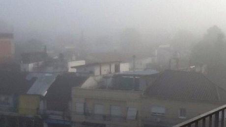 Un densa niebla complica el tránsito en los accesos a la ciudad de Buenos Aires Un densa niebla complica el tránsito en los accesos a la ciudad de Buenos Aires