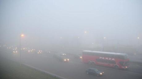 Un densa niebla complica el tránsito en los accesos a la ciudad de Buenos Aires Un densa niebla complica el tránsito en los accesos a la ciudad de Buenos Aires