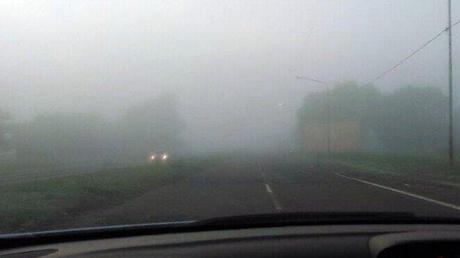 Un densa niebla complica el tránsito en los accesos a la ciudad de Buenos Aires Un densa niebla complica el tránsito en los accesos a la ciudad de Buenos Aires