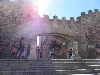 Arco de la Estrella, en la parte externa de la muralla se encuentra el escudo de Cáceres y en la interna la imagen de Nuestra Señora de la Estrella. Arco de la Estrella, en la parte externa de la muralla se encuentra el escudo de Cáceres y en la interna la imagen de Nuestra Señora de la Estrella.