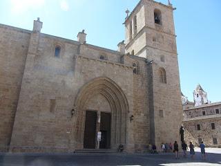 Concatedral de Santa María, consta de tres naves y bóvedas de crucería.