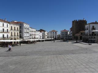 Plaza Mayor de Cáceres, de forma rectangular y despejada rodeada de soportales con restaurantes para tapear.