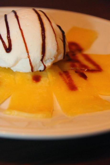 Carpaccio de piña con helado de coco y reducción de Málaga Virgen Carpaccio de piña con helado de coco y reducción de Málaga Virgen