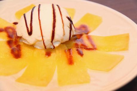 Carpaccio de piña con helado de coco y reducción de Málaga Virgen Carpaccio de piña con helado de coco y reducción de Málaga Virgen