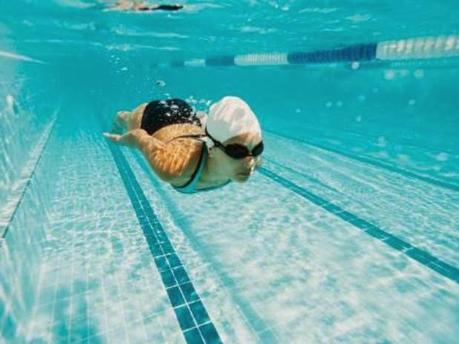 Proteger la piel del cloro de las piscinas