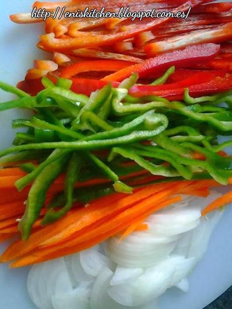 ¡Fideos picantes con cerdo y salsa de soja! - Taitei picanti cu, carne tocata de porc si sos de soia!