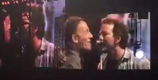 Springsteen y Vedder versionan a AC/DC