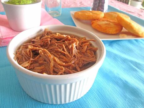 Arepas de carne mechada con guasacaca