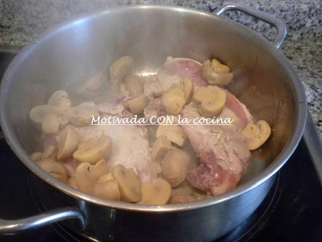 Chuleta de cerdo con champiñones Chuleta de cerdo con champiñones