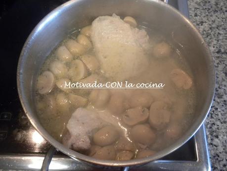 Chuleta de cerdo con champiñones Chuleta de cerdo con champiñones