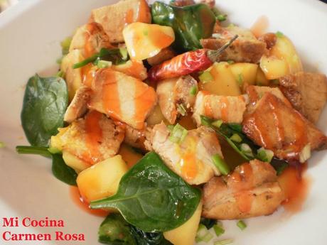 LOMO DE CERDO, ESPINACAS Y MANGO CON SALSA AGRIDULCE LOMO DE CERDO, ESPINACAS Y MANGO CON SALSA AGRIDULCE