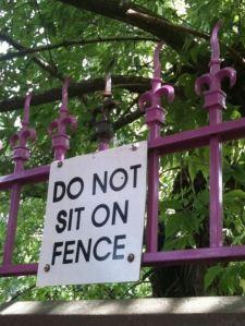 no sentarse en la cerca