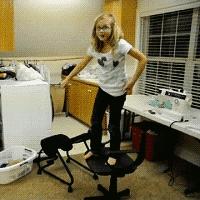 NIÑO + CAÍDA = MOMENTO DIVERTIDO niña se cae de la silla