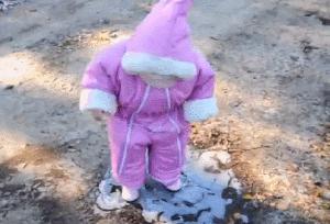 NIÑO + CAÍDA = MOMENTO DIVERTIDO niña cae al suelo