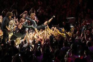Bruce Springsteen versiona a INXS Bruce Springsteen versiona a INXS