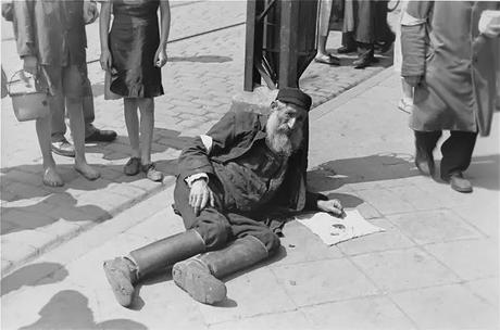 un mendigo en la acera del gueto Fotografías prohibidas del Gueto de Varsovia