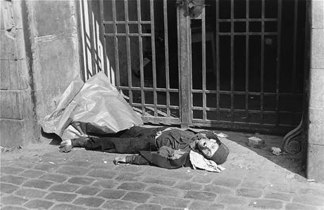 muerto en medio de la calle del gueto Fotografías prohibidas del Gueto de Varsovia