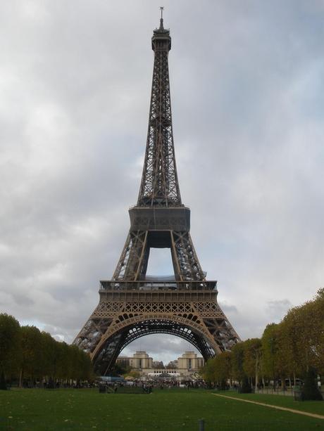 La Torre Eiffel (París, Francia), es una estructura de hierro de 325 metros de altura situado a orillas del Río Sena