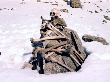 Lago de esqueletos en Roopkund, India...